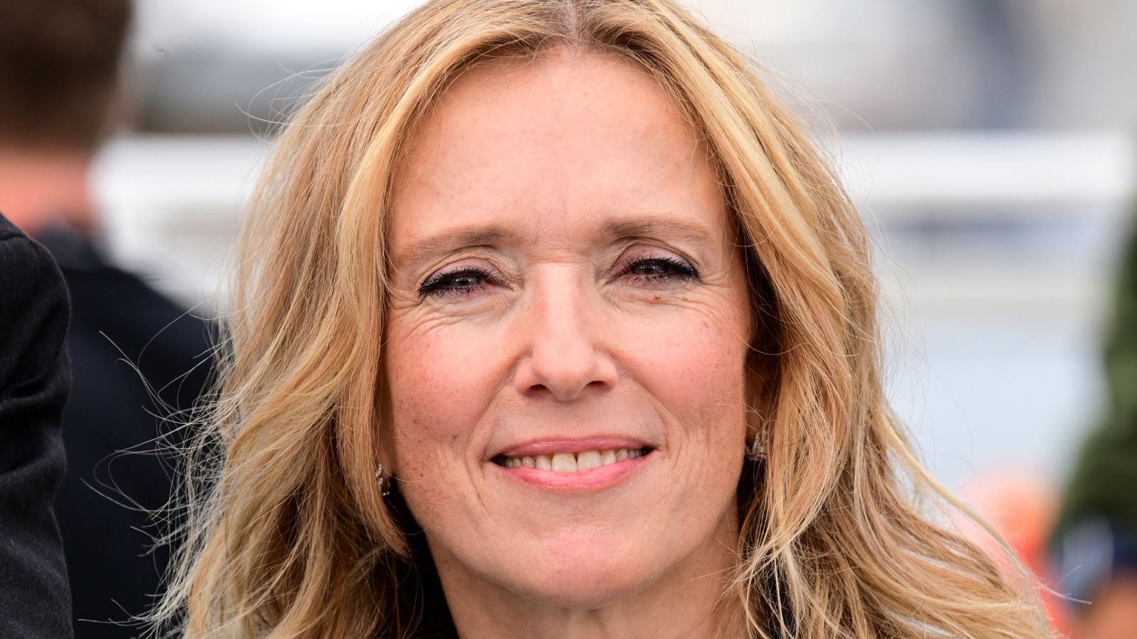 Léa Drucker (53 ans) ne jure que par cette crème vendue en pharmacie pour chouchouter sa peau