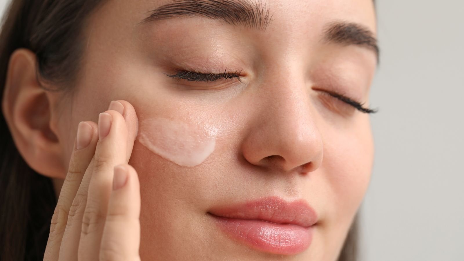 “Je suis dermatologue et je ne jure que par cette crème de nuit lissante vendue en pharmacie”