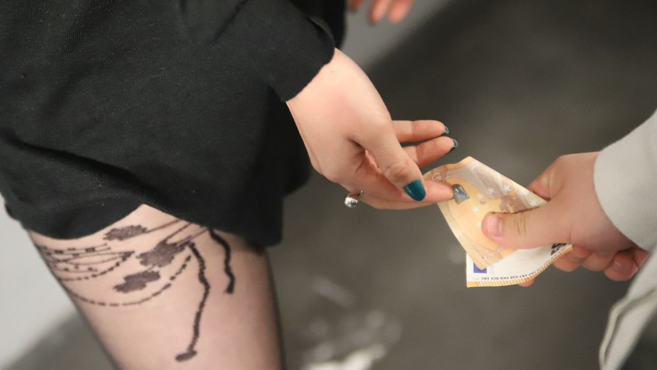 des proxénètes jugés et condamnés, l'un des prévenus s'enfuit du tribunal