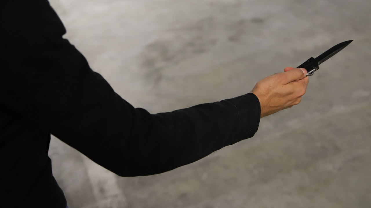 il lui plante un couteau dans la boîte crânienne et écope de 3 ans de prison