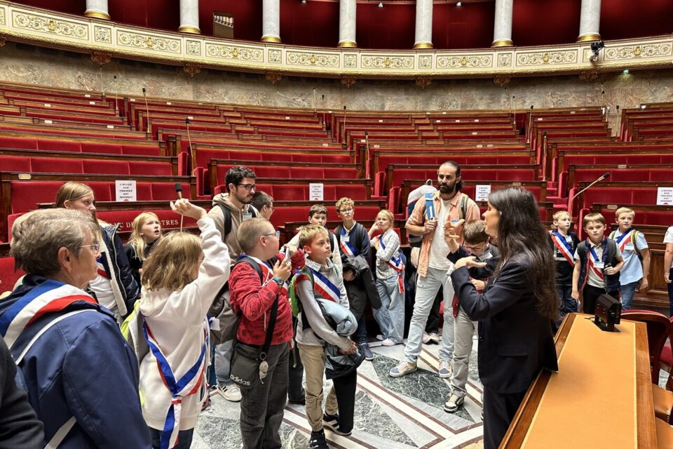 La ville du Houlme a organisé une visite de l'assemblée nationale pour les membres du conseil municipal enfants.