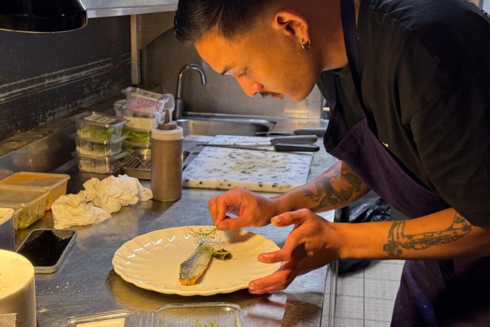 Derrière les fourneaux, Fabien s'attelle à produire des assiettes de qualité. 