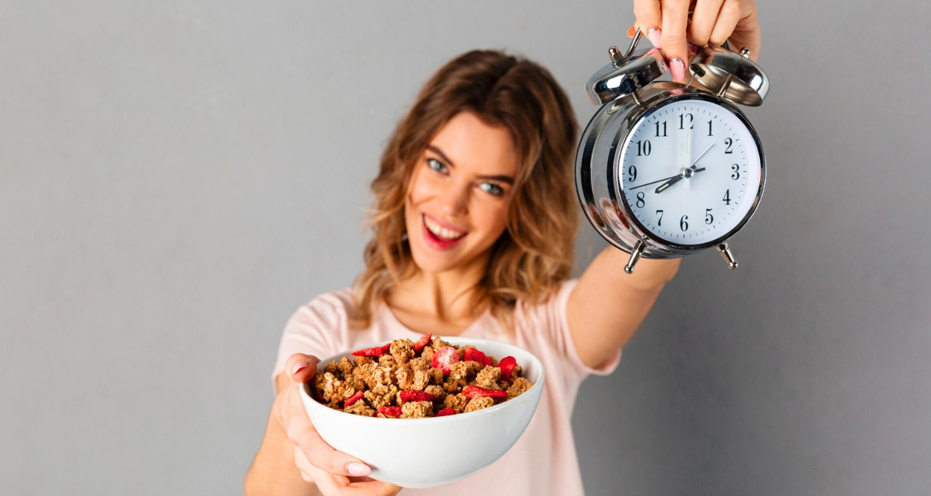 Manger tard le soir ? Voici l’heure limite à ne jamais dépasser selon la science