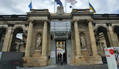 La porte de l'hôtel de ville de Bordeaux remplacée 30 mois après avoir été incendiée : quand la voir ?