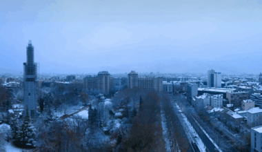 la ville sous un manteau blanc