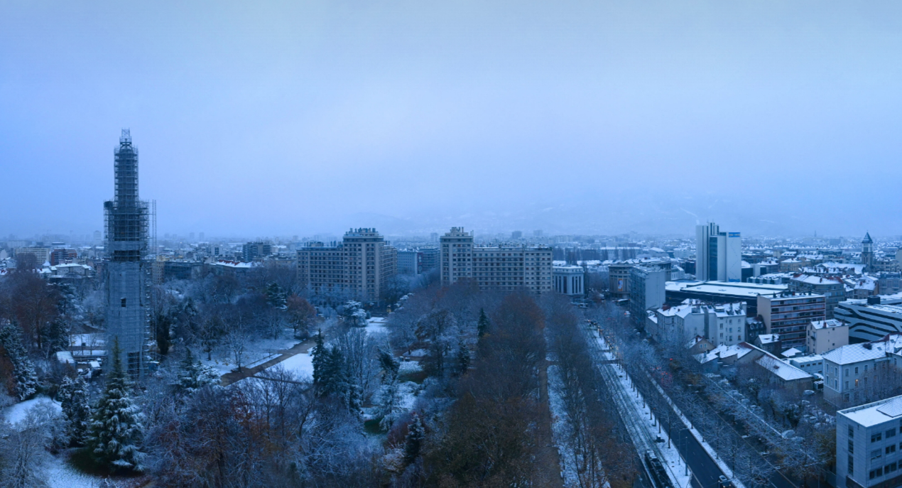 la ville sous un manteau blanc