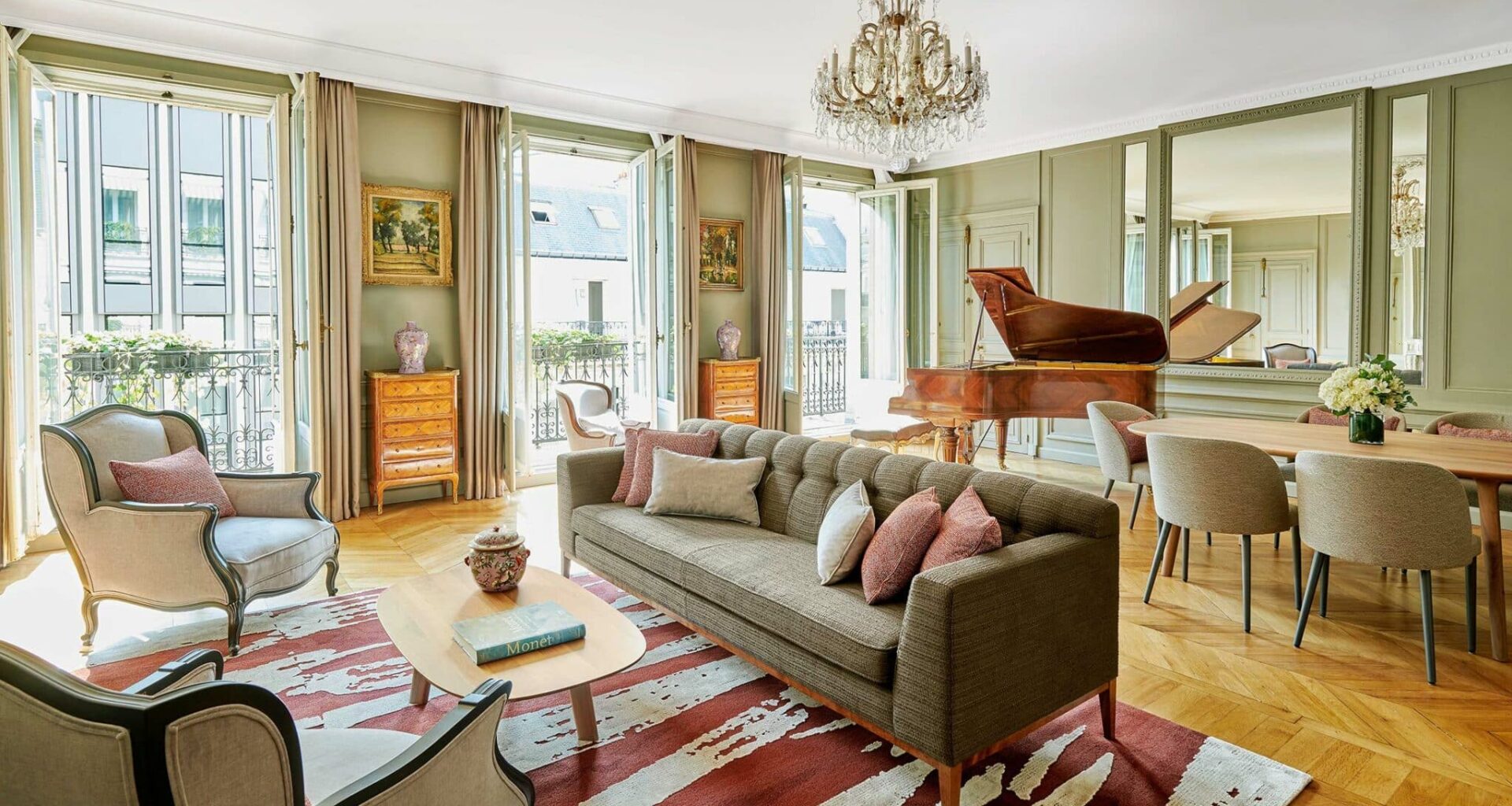 100 ans d’élégance et de légendes au plus près des Champs-Élysées