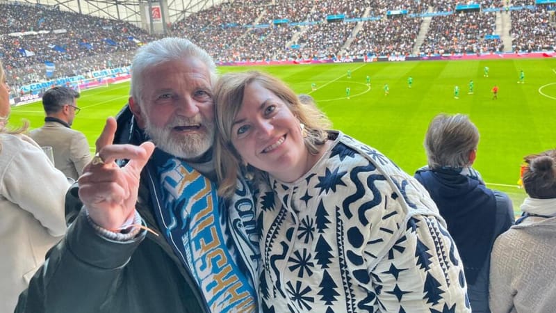 Ici, au stade Vélodrome avec son papa. Passionnée de foot, elle est sur les gradins, dès que son emploi du temps le lui permet.