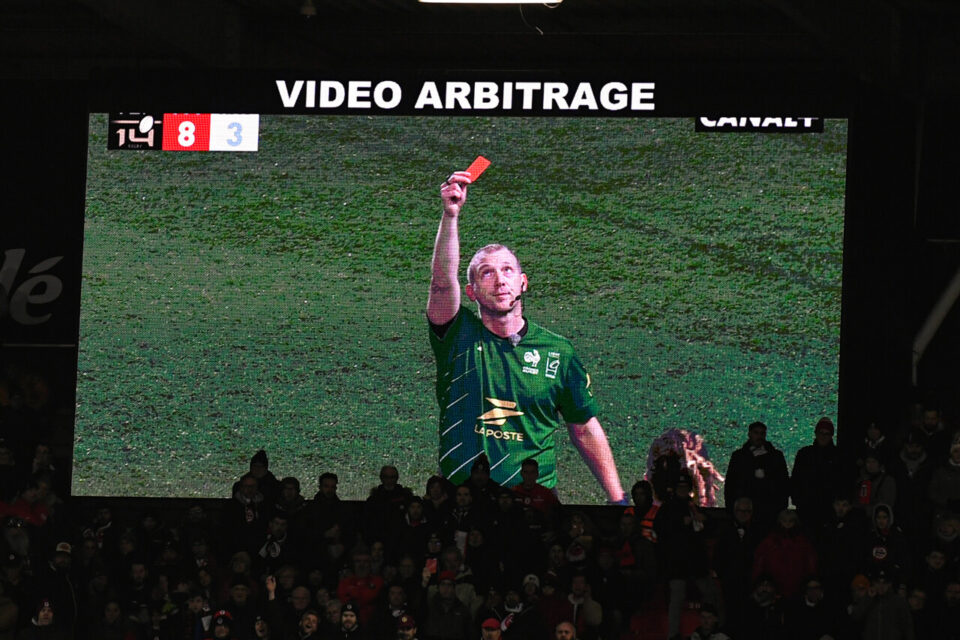 L'arbitre de la rencontre M. Trainini n'a pas hésité à sortir le carton rouge.