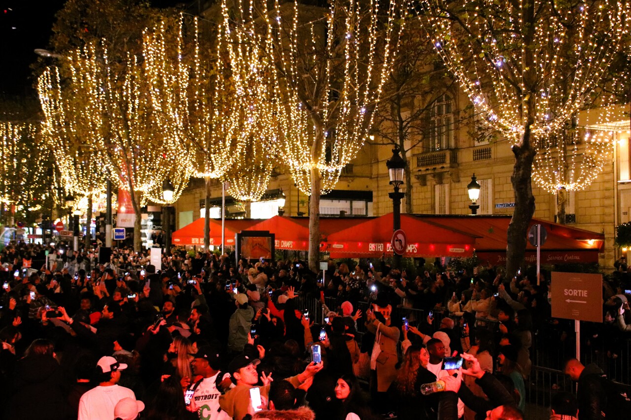 à Paris, les Champs-Élysées veulent réinventer les illuminations de Noël