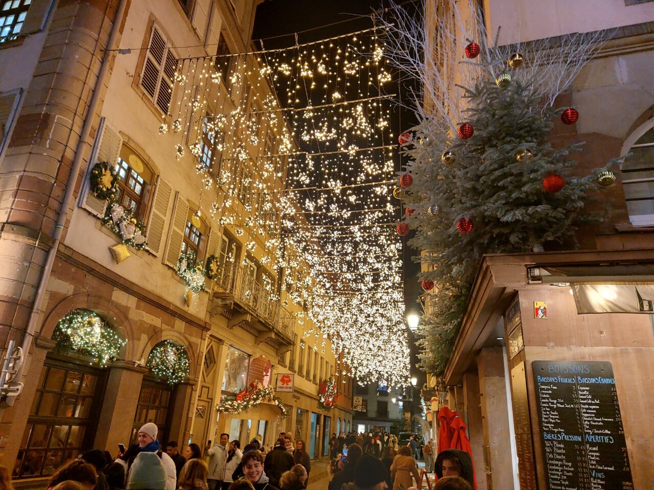 les illuminations des rues et des commerces officiellement lancées