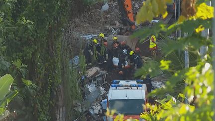 Les secours tentent de retrouver les personnes disparues après un glissement de terrain dans le village d'Afaahiti, à Tahiti, le 27 novembre 2025. (MARCEL BONNO / FRANCE TELEVISIONS)
