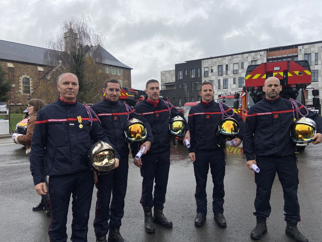 à Rennes, quatre pompiers décorés pour avoir sauvé un homme des flammes