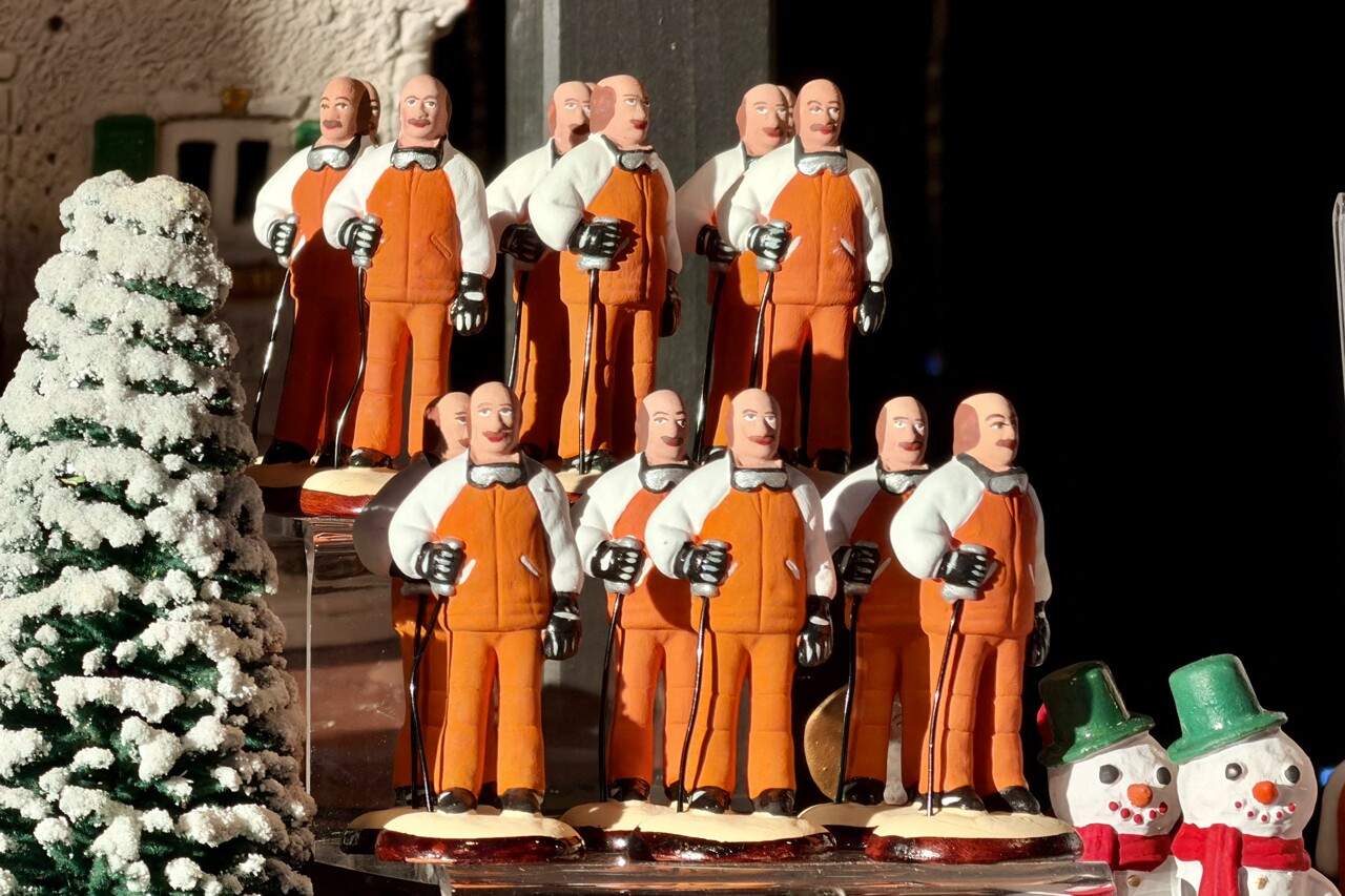 À Marseille, des santons inédits des Bronzés font du ski s'arrachent sur le marché