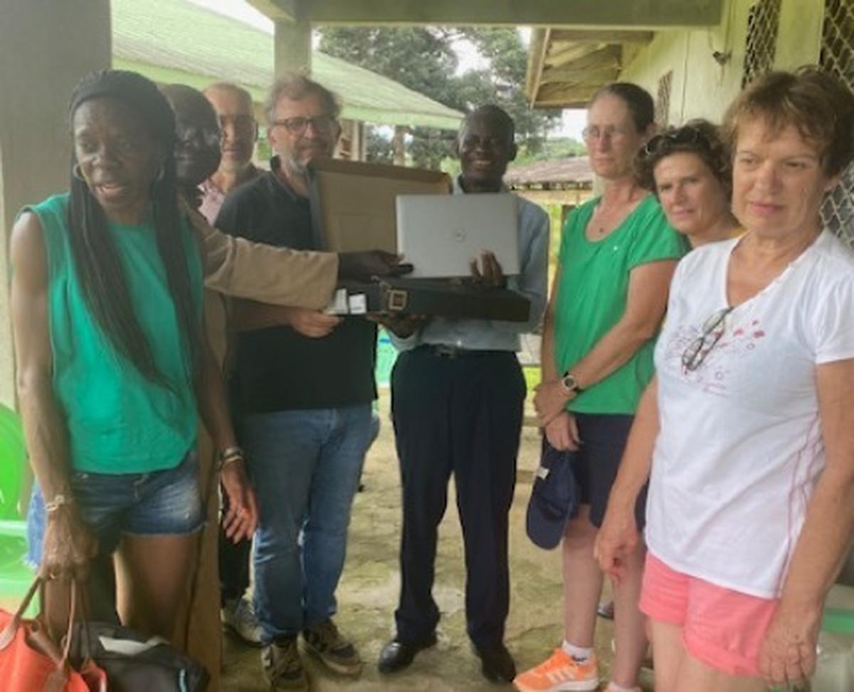 La délégation bordelaise a notamment offert un ordinateur à un lycée.