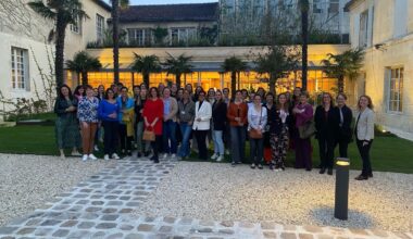 « Les touristes qu’on accueille ne voient pas les frontières » : les professionnelles de l’œnotourisme bordelais viennent découvrir le vignoble cognaçais