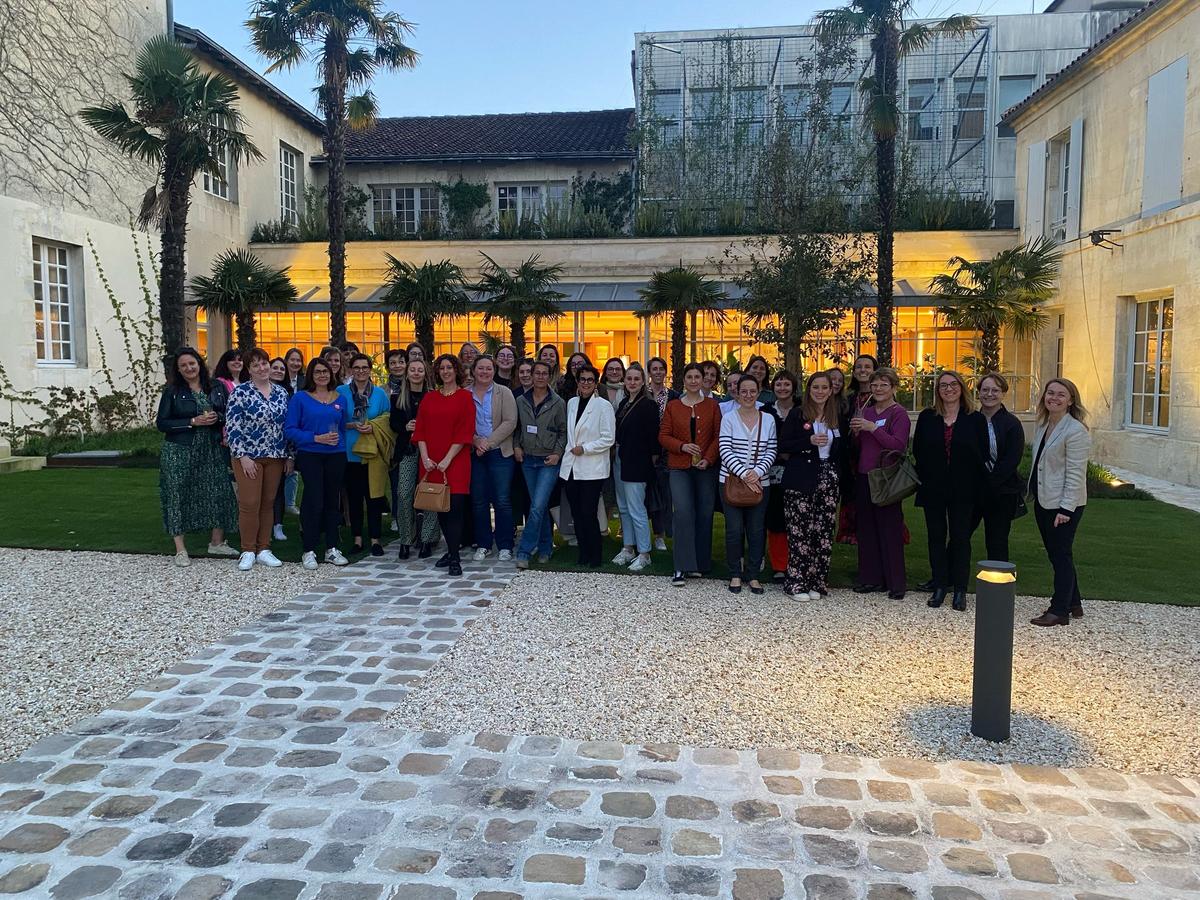 « Les touristes qu’on accueille ne voient pas les frontières » : les professionnelles de l’œnotourisme bordelais viennent découvrir le vignoble cognaçais