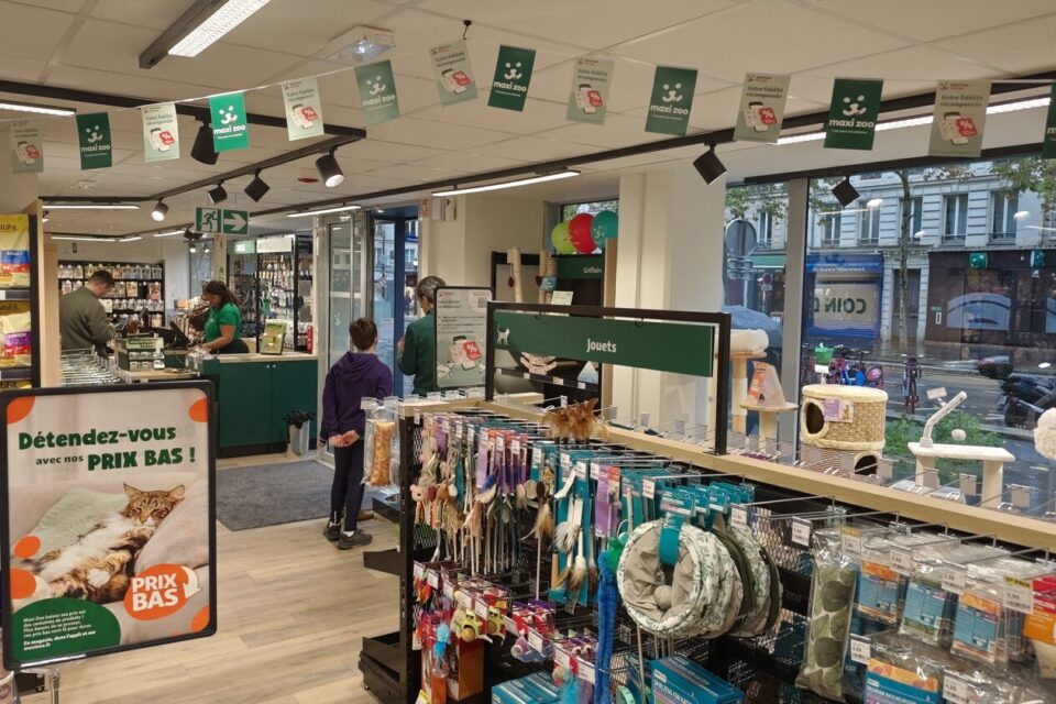 Le nouveau Maxi Zoo ouvert boulevard Voltaire à Paris le 29 octobre 2025 propose des références pour chiens, chats et rongeurs.