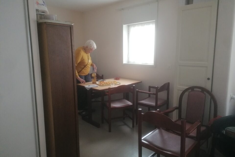 Dans le studio d'Alex Brousillon, doté d'une petite kitchenette et de tout le mobilier nécessaire.