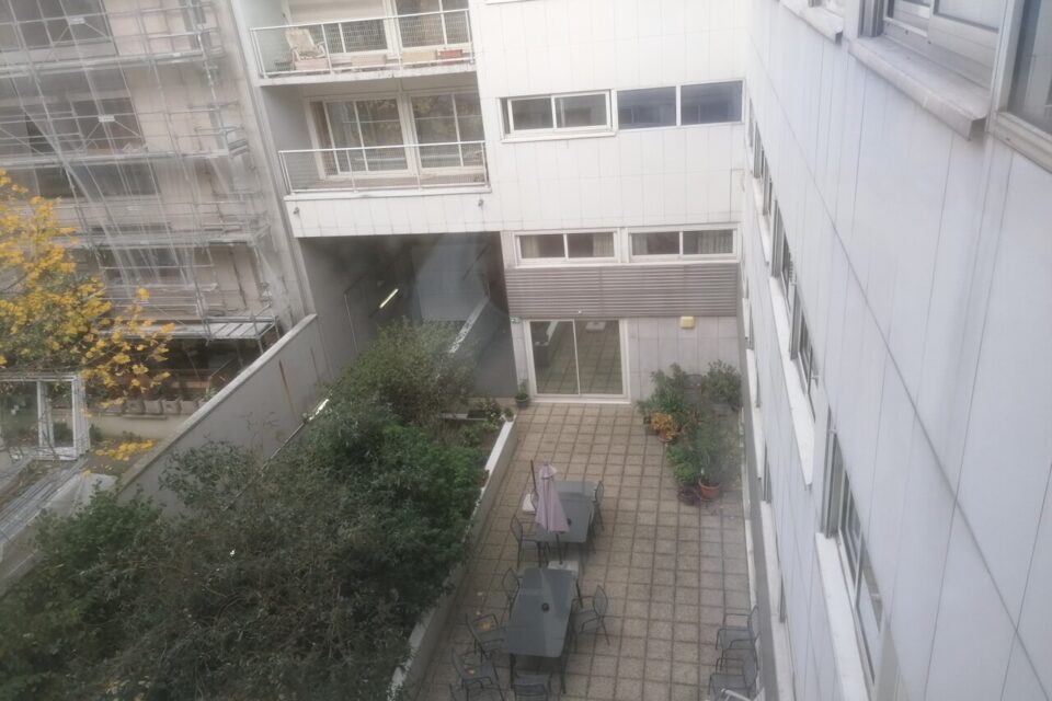 La terrasse de la résidence, où se réunissent les locataires.