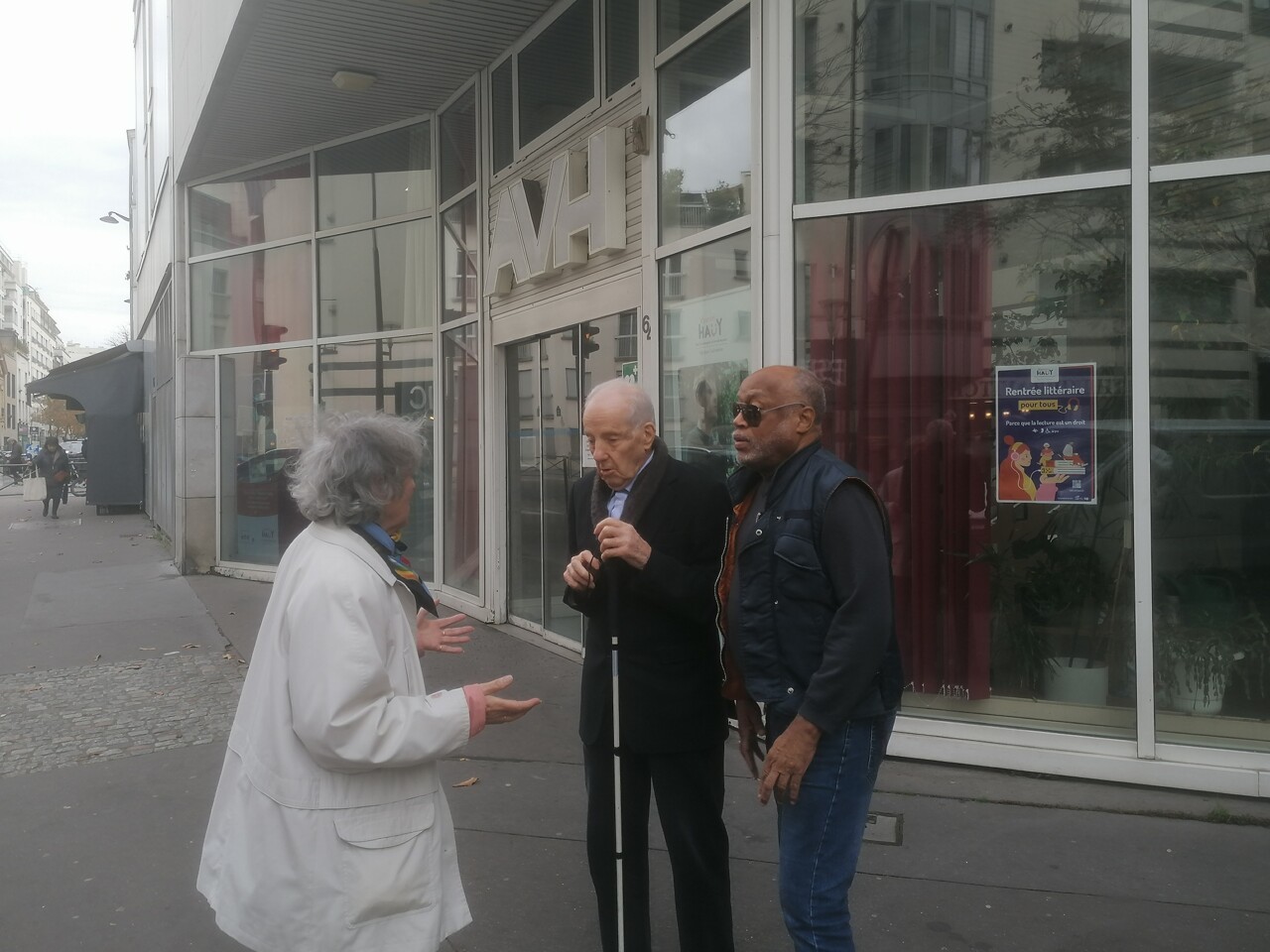 ces résidents aveugles et malvoyants veulent "garder leur maison" à Paris