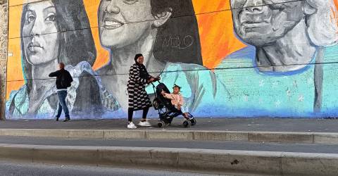 Des femmes et des lions veillent désormais sous le pont