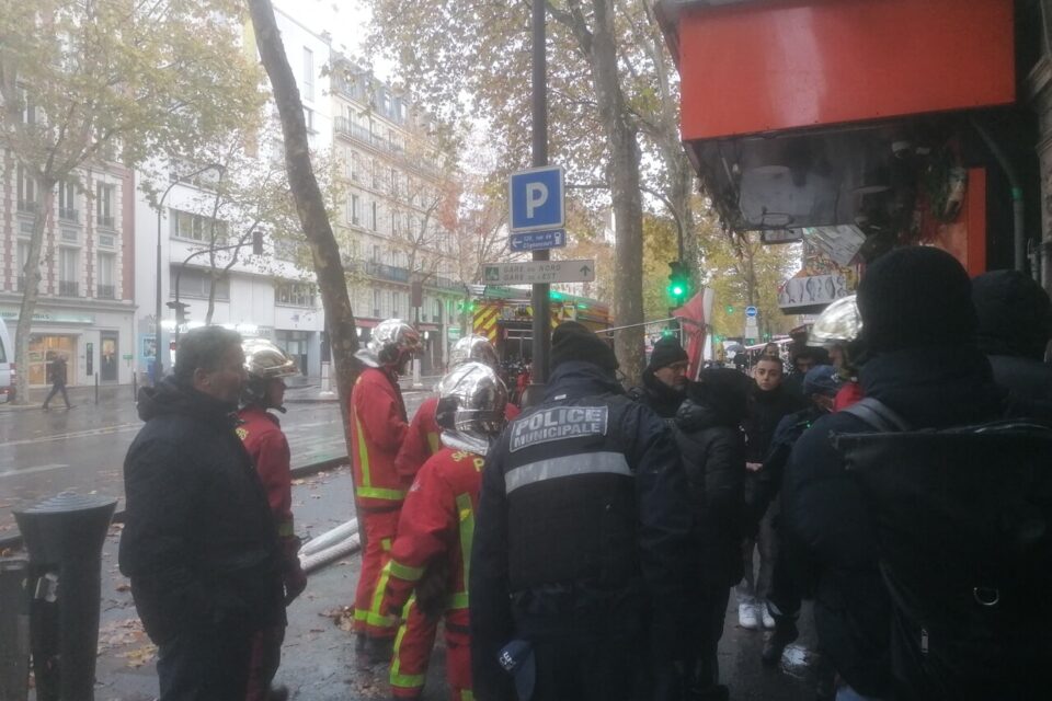 Les pompiers de Paris sortent de l'immeuble incendié et des agents de la police municipale, avec des habitants, ce mardi 25 novembre 2025.