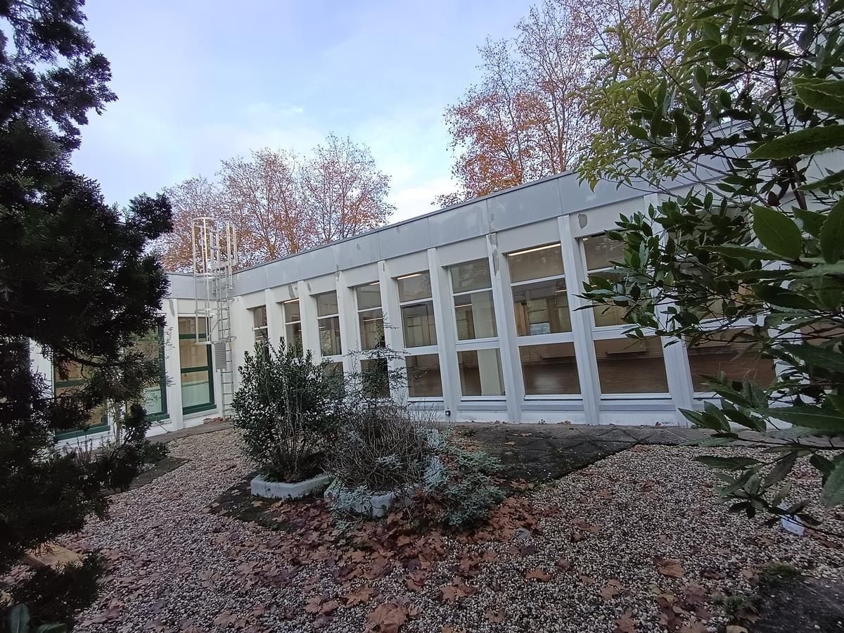 Les usagers de la nouvelle bibliothèque La Bastide auront accès à une cour aux beaux jours, pour boire un café ou un livre un livre en plein air.