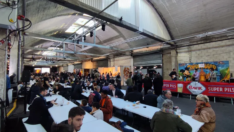 Près de 10 000 personnes se sont rassemblés ce week-end sous le hall B de la gare Saint-Sauveur à Lille à l'occasion du Welshfest.