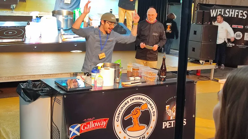 Maxime, du café Bellenaert à Bailleul, avant la préparation de son welsh burger, en finale du concours international du welsh.