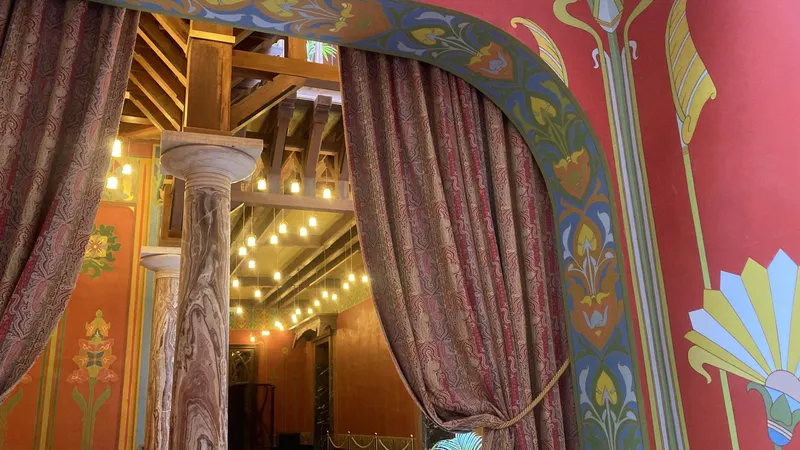 La décoration très riche dans les pièces d'apparat du château Laurens 