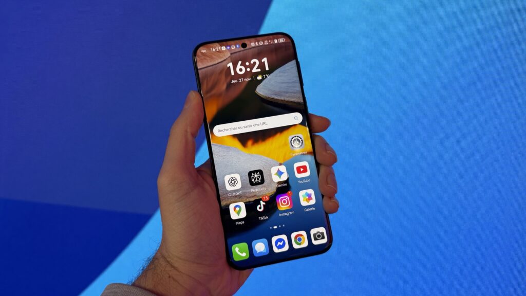 L'écran bord à bord du Huawei Pura 80 Pro est un des plus beaux du marché. Les bordures sont symétriques et incurvées sur les quatre bords.
