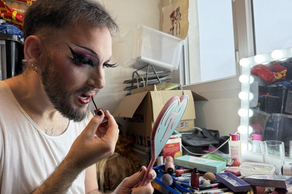 Anne-Marie Kondom dans son atelier drag improvisé chez elle.