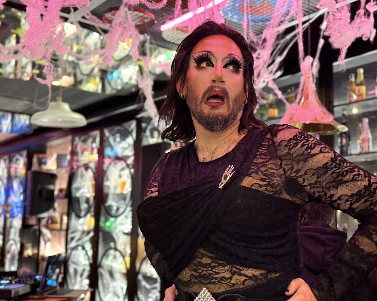 "Je suis la tata yoyo qui fait des blagues de papa"