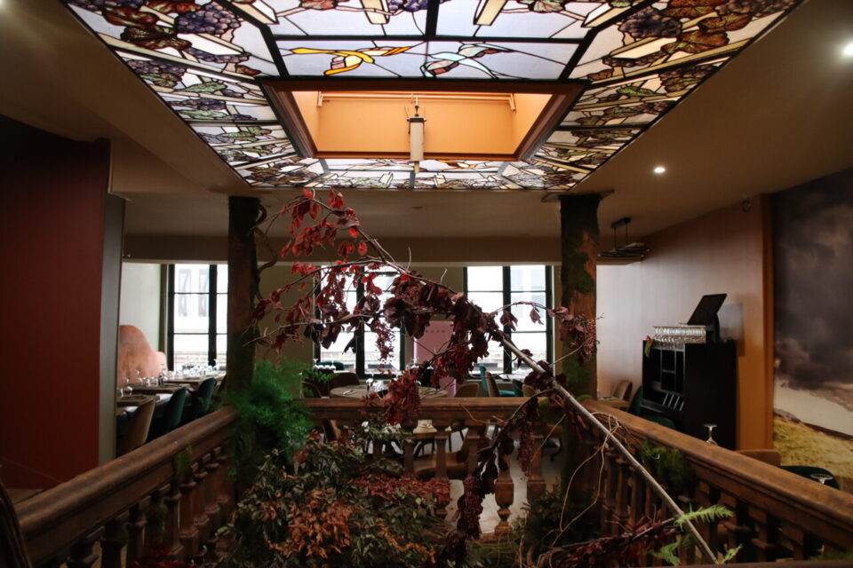 Le restaurant ADN peut accueillir une centaine de couverts grâce à ses deux salles dont une à l'étage.