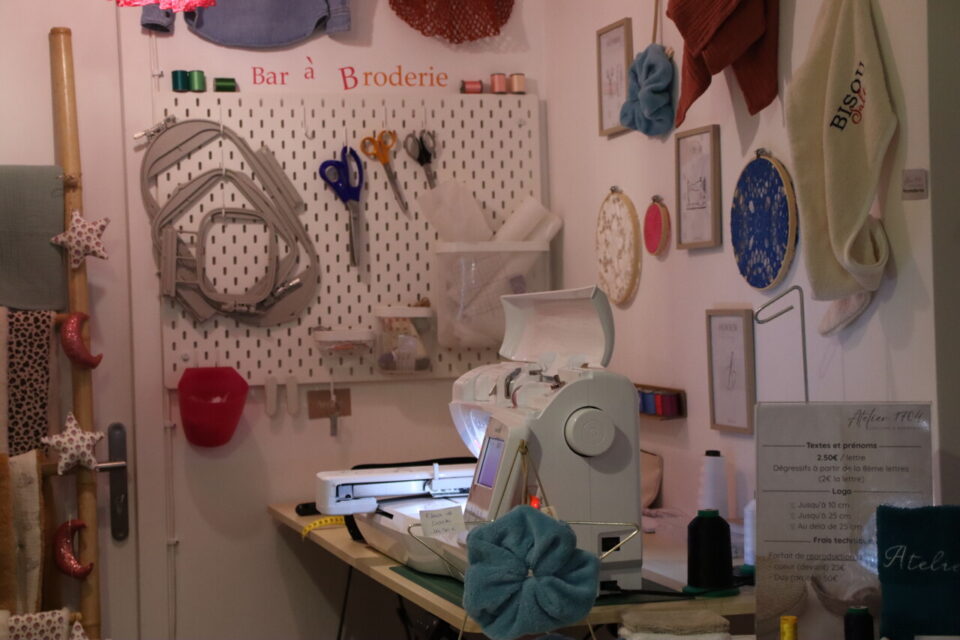 A l'origine infirmière puéricultrice, Anaïs s'est réorientée dans la broderie et les arts créatifs. 