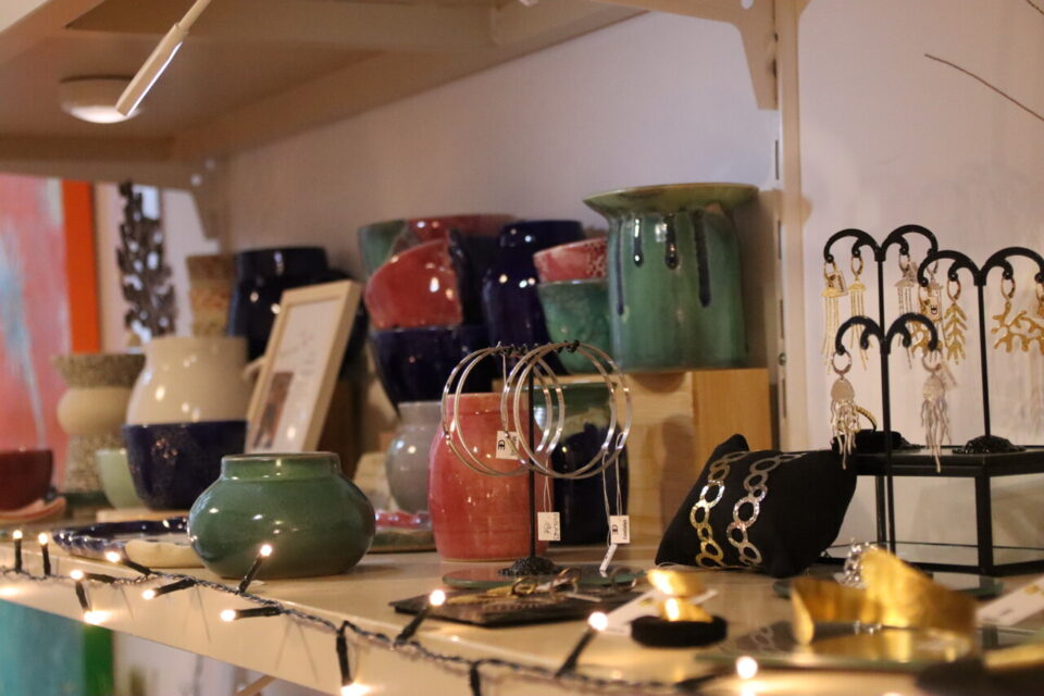 La boutique Smile expose les créations d'artistes et permet de leur donner de la visibilité. 