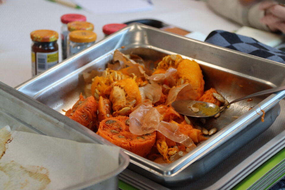 Dans une démarche 0 déchet, les pépins de courge peuvent être réutilisés lavés, assaisonnés et grillés en four, en guise d'apéritifs !