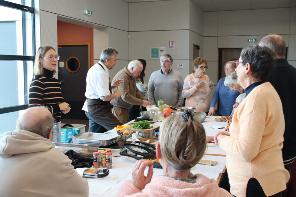 Claire, diététicienne, intervient aux côtés de Fabrice pour rappeler les bases de la nutrition. Selon elle, d'ailleurs, le sucre n'est pas à diaboliser... il peut être mangé notamment en complément de fibres pour être mieux assimilé.