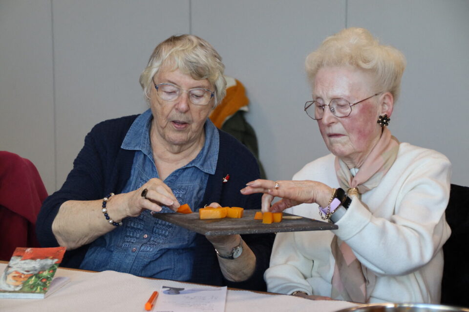 Renée (à gauche) et son amie découvrent la butternut rôtie, un légume qu'elles ne mangent habituellement que sous forme de potage.