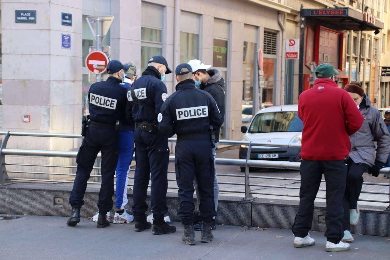 une opération de police massive menée