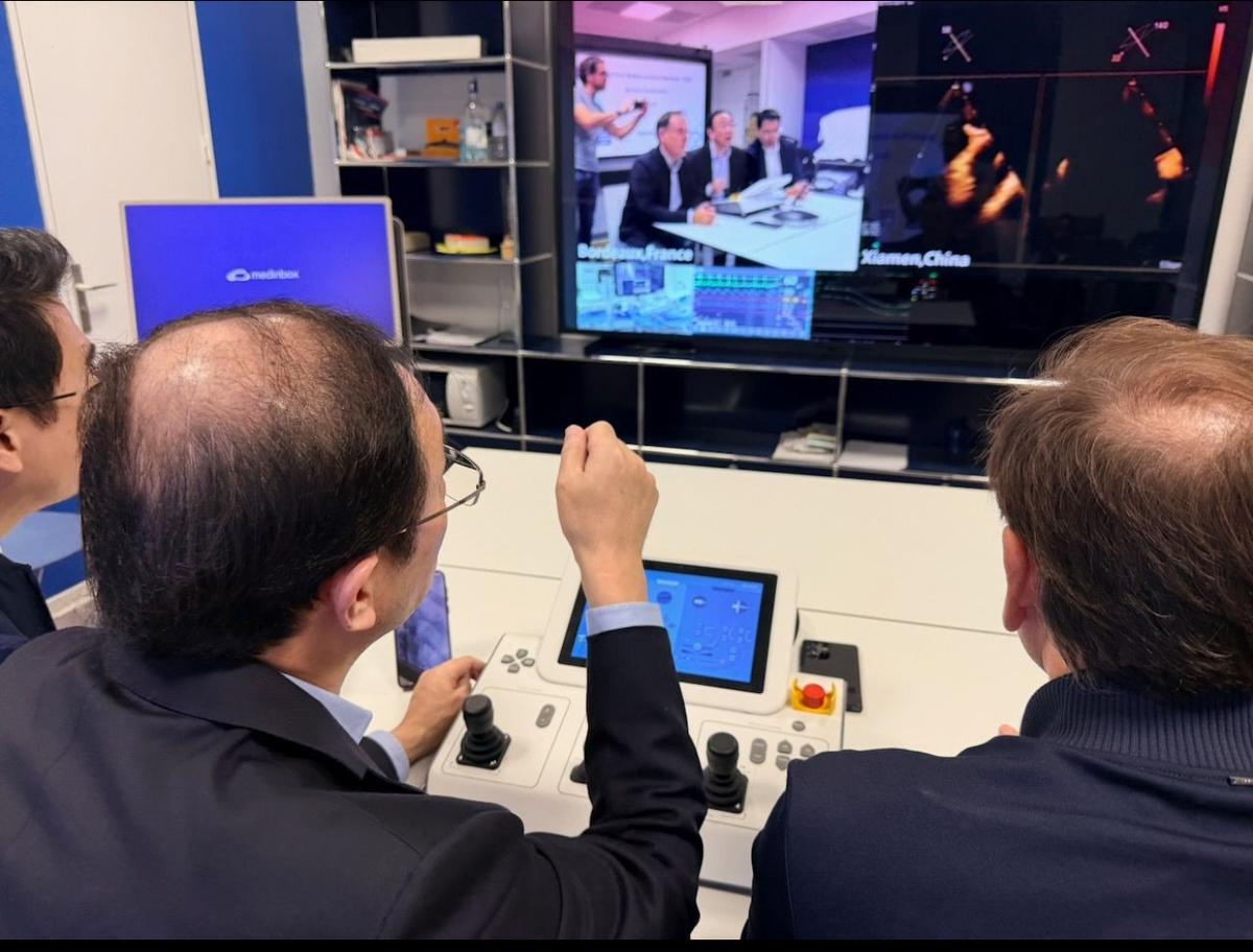 Durant l’intervention, au CHU de Bordeaux, le professeur Thomas Modine et le docteur Lionel Leroux, ici au côté du professeur Wang Yan, de l’université de Xiamen.