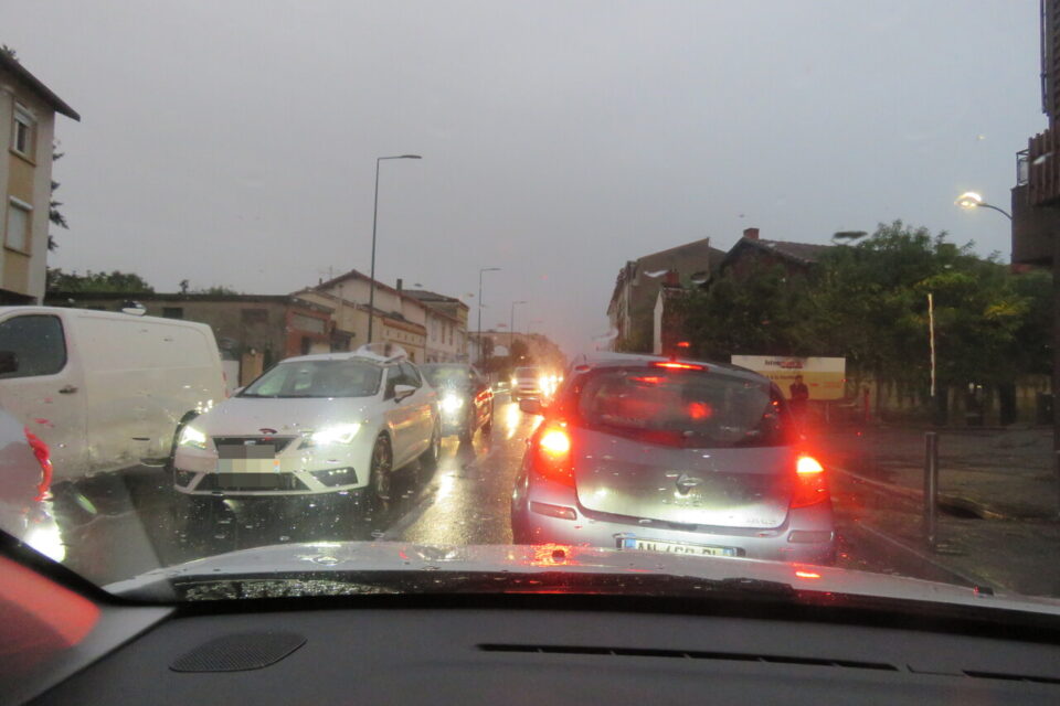 La rue Pierre-et-Marie Curie, juste après la Barrière-de-Paris, littérallement bloquée jeudi 6 novembre 2025, vers 17h30.