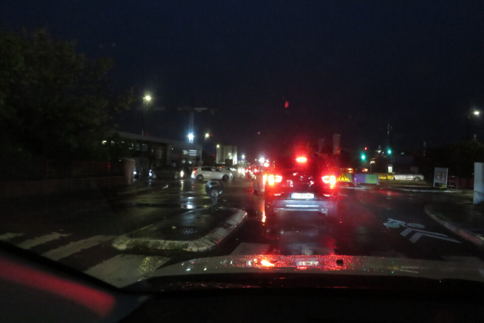 Route de Launaguet, vers 17h45, jeudi 6 novembre. Les véhiculent s'engouffrent dans cette reu, devenue un piège en raison d'une circulation alternée mal régulée.