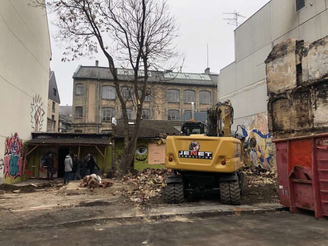Maison Mimir incendie cour (© Camille Balzinger / Pokaa)
