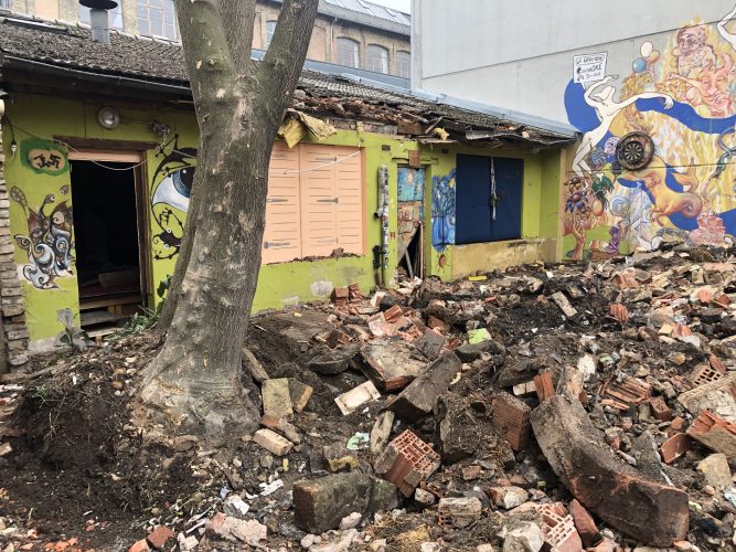 Maison Mimir incendie cour (© Camille Balzinger / Pokaa)