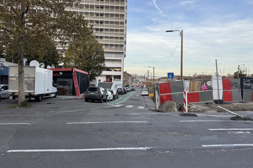 La rue du Maroc débouche sur le très fréquenté boulevard des Minimes.