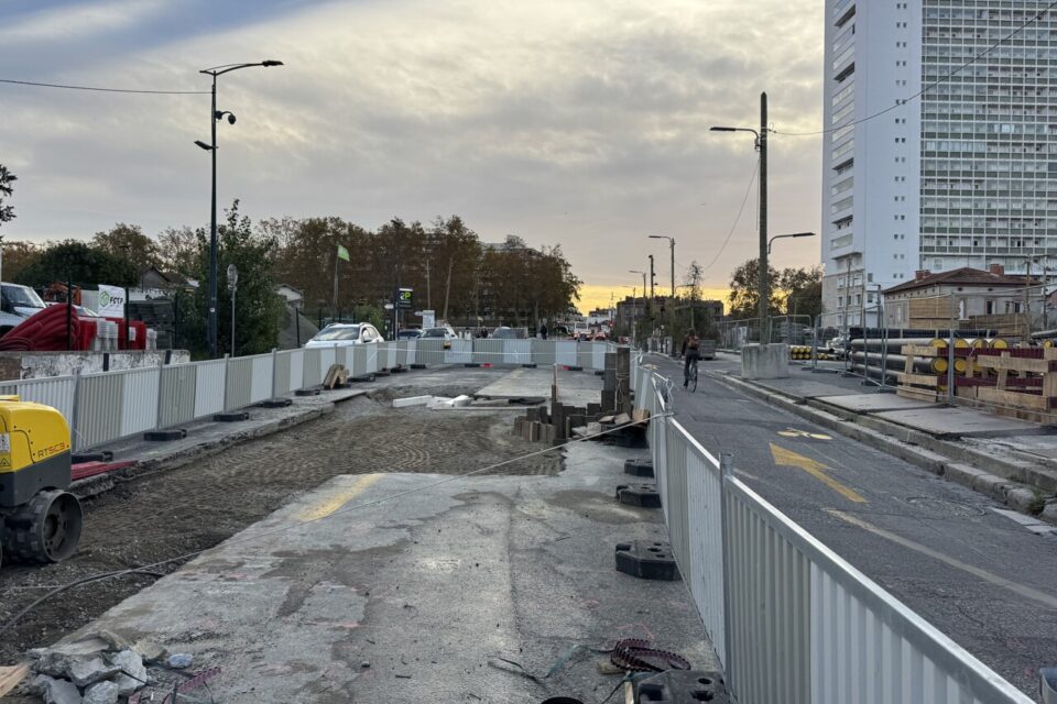 L'avenue de Lyon est toujours en travaux, ne laissant la place que pour une voie de ciculation dans chaque sens. 