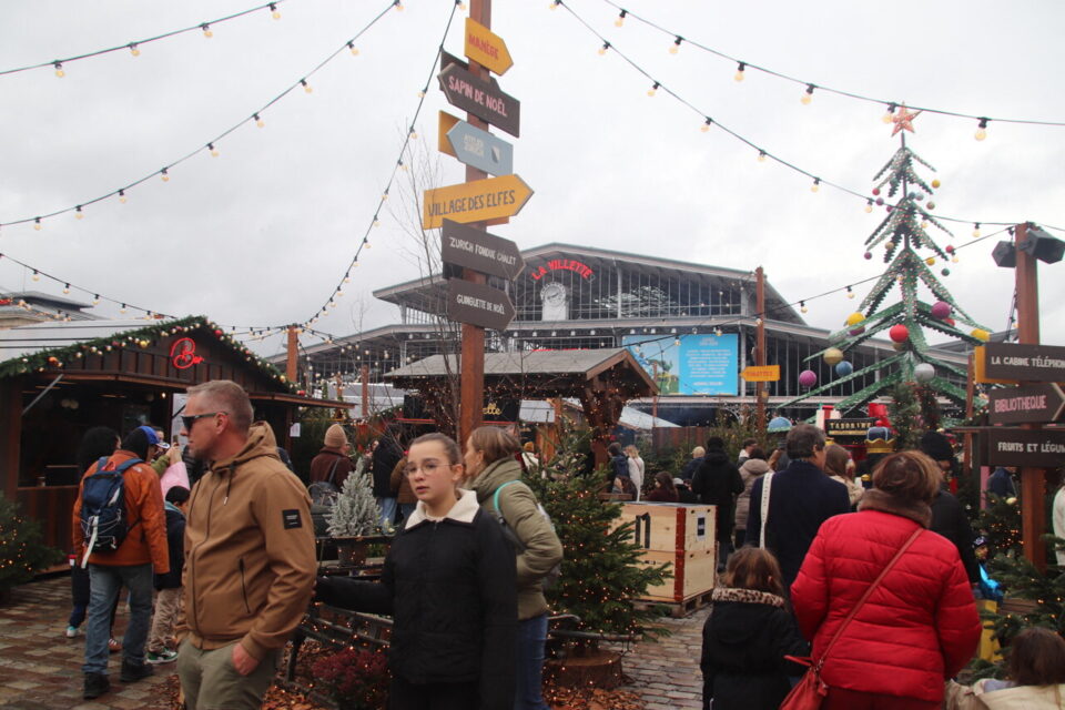 Une centaine de chalets on investi la place de la Fontaine-aux-lions, dans le 19e arrondissement de Paris.