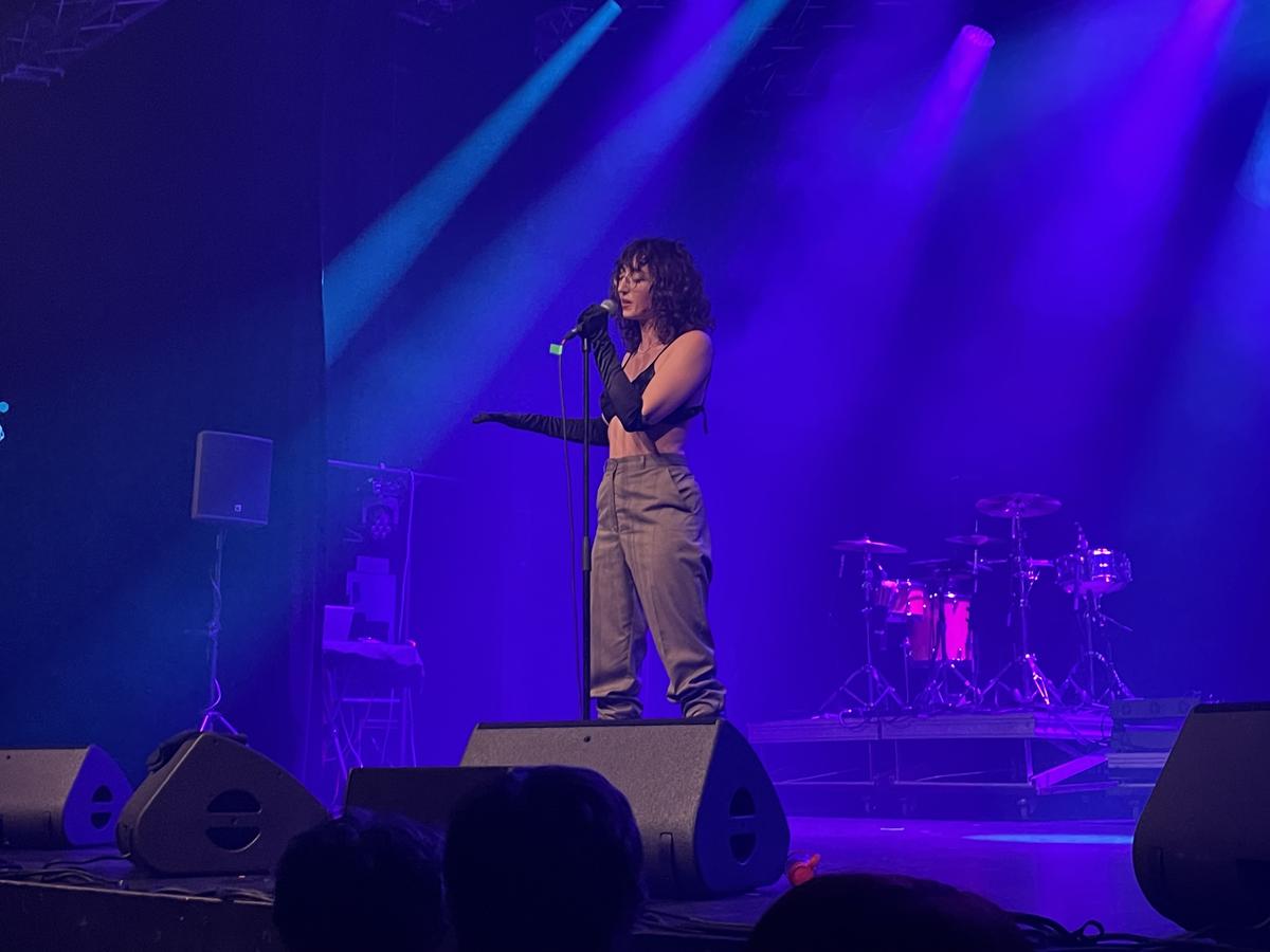 Jessica Winter, artiste pop alternative, a ébloui le public avec des sonorités audacieuses.